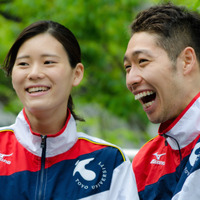 萩野公介（右）と内田美希（2016年5月16日、リオ五輪代表選手壮行会）