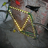 夜間走行の自転車を守る、反射テープ 画像