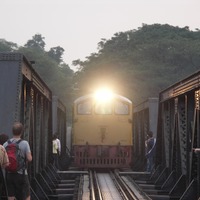 観光客が列車の到着を待つクウェー川鉄橋。つい先日は撮影に夢中になった日本人男性が、列車にはねられ負傷する事態も発生