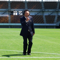 松木安太郎がゲーム実況「激突!! Jリーグプニコンサッカー」テレビCM
