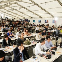 会見開始直前のメディアセンター。多くの記者が室屋選手の到着を待つ。
