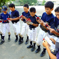 野球少年は「PLAY BALL 2014」手帳に夢中……地域スポーツを応援するマクドナルド 画像