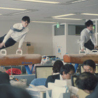 体操日本代表・内村航平＆加藤凌平がオフィスであん馬…コナミスポーツクラブのウェブCM『オフィスで体操』篇