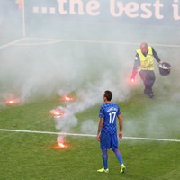 EUROでクロアチアサポーターが発煙筒、爆竹の投げ入れ…選手は失格も覚悟 画像
