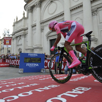 2014ジロ・デ・イタリア第19ステージをタイムトライアルバイクでスタートするナイロ・キンタナ