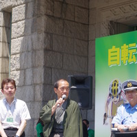 猛暑日の中、袴姿で登場した京都市、門川大作市長（写真＝岡田由佳子）