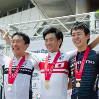 全日本選手権ロードでブリヂストンアンカーの初山翔（右）が優勝、2位に西薗良太、3位に木村圭佑（2016年6月26日）