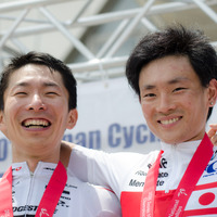 全日本選手権ロードでブリヂストンアンカーの初山翔（右）が優勝、2位にチームメートの西薗良太（2016年6月26日）