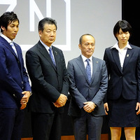 日本バレーボールリーグ機構・嶋岡健治会長、JTサンダーズ・越川優、NECレッドロケッツ・古賀紗理那などが登壇したVリーグ記者発表（2016年6月29日）