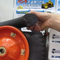 タイヤの内部に充填することでノーパンクを実現するソフトフィル。表面はやや柔らかいが、圧縮力には抵抗がある