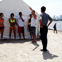 お台場の砂浜でビーチバレー選手たちと再開する朝日健太郎氏
