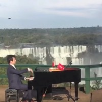 中国のピアニスト、イグアスの滝で演奏…リオオリンピック選手のために 画像