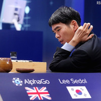 Google傘下のDeepMindが開発した人工知能「アルファ碁」（AlphaGo）と李世ドル氏の対局　（C）Getty Images