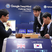 Google傘下のDeepMindが開発した人工知能「アルファ碁」（AlphaGo）と李世ドル氏の対局　（C）Getty Images