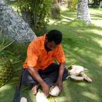 男性軍によるココナッツの葉のカゴ作り