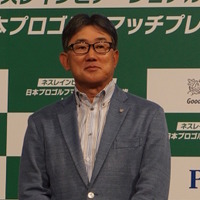 「ネスレインビテーショナル 日本プロゴルフマッチプレー選手権 レクサス杯」選手発表会に登壇したネスレ日本の高岡浩三CEO（2016年7月12日）
