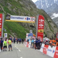 　ツール・ド・フランスはアルプスの山岳ステージ2日目となる7月21日、スイスのマルティニからフランスのブールサンモリスまでの159kmで第16ステージが行われ、スキル・シマノの別府史之（26）が25分33秒遅れの142位でゴールした。以下は同チームスタッフの今西尚志のレ