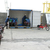 八丈島に到着したドコモ・バイクシェアの赤い自転車