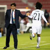 矢島慎也（左）とサッカーU-23日本代表の手倉森誠監督（2016年1月16日）