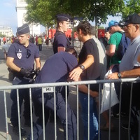 すべてのアプローチでパリ警察が観客や関係者のボディ＆荷物チェックを実施
