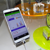 台湾DXG社の「Fitness Tracker」。左はマネージャーアプリのezfit。AndroidとiOSの両方に対応するという