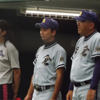 片倉・宮本監督（右端）、本城コーチ（中）と女子マネージャー