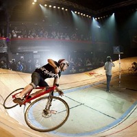 エナジードリンクブランドのレッドブルが世界最小の自転車競技場で行うレース「レッドブル・ミニドローム」を11月23日（金）に東京都港区海岸のニューピアホールで行う。