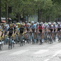 ツール・ド・フランスは真夏のフランスを23日間かけて1周する自転車レースだ