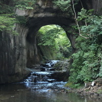 千葉県君津市にある濃溝の滝。陽の光の差し込み具合によって、幻想的な風景が
