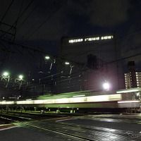 千住線の線路は、背後のビルの左脇を通って隅田川へ向かって延びていた
