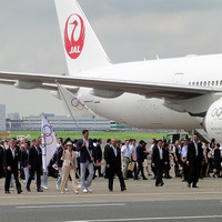 五輪旗到着歓迎式には、小池百合子都知事、竹田恒泰JOC会長、橋本聖子リオ五輪団長、山下泰裕副団長、高田裕司総監督、吉田沙保里主将、右代啓祐旗手、松野博一文科大臣、鈴木大地スポーツ庁長官などが登壇した