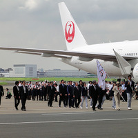 五輪旗到着歓迎式には、小池百合子都知事、竹田恒泰JOC会長、橋本聖子リオ五輪団長、山下泰裕副団長、高田裕司総監督、吉田沙保里主将、右代啓祐旗手、松野博一文科大臣、鈴木大地スポーツ庁長官などが登壇した