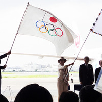 五輪旗到着歓迎式には、小池百合子都知事、竹田恒泰JOC会長、橋本聖子リオ五輪団長、山下泰裕副団長、高田裕司総監督、吉田沙保里主将、右代啓祐旗手、松野博一文科大臣、鈴木大地スポーツ庁長官などが登壇した