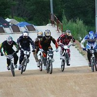 　BMXのスーパーシリーズ第4戦が8月29日に広島県安芸高田市の土師ダムBMXトラックで開催され、松下巽（GT）が前週の茨城県・ひたち海浜公園大会に続いて連勝した。僅差のスタートから優位に立った松下は、第1ストレートでそのリードを守り、その後第1コーナーで発生した