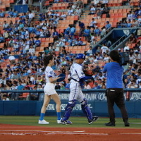 橋本マナミ、「筒香選手の身体を触りまくりたい」…ベイスターズ始球式に登板