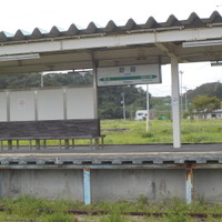 旧野蒜駅には駅名表示板など各設備が、そのまま残されている