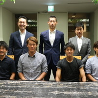 前列左から長谷川太郎氏、村山智彦選手、野崎雅也　選手、宇留野純氏