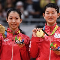 バドミントン女子ダブルスで日本代表が金メダルを獲得。松友美佐紀（左）と高橋礼華（2016年8月18日）