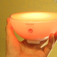 Philips Hue Goは、バッテリーを内蔵した持ち運びのできる半球形の製品