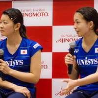味の素メディアセミナーに参加した高橋礼華選手（左）と松友美佐紀選手（2016年9月14日）