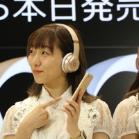 Beats Solo3 Wirelessのゴールドを着用する須田亜香里（2016年9月16日）