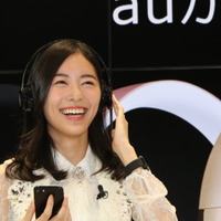 SKE48楽曲『ハッピーランキング』を試聴中の松井珠理奈（2016年9月16日）