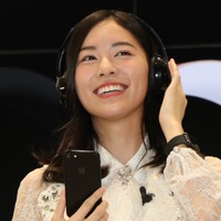 Beats Solo3 Wirelessのグロスブラックを着用する松井珠理奈（2016年9月16日）