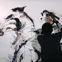 【動画】墨絵と映像のコラボレーション！墨絵士が凱旋門賞に挑むマカヒキを描く