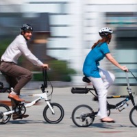 　自転車総合商社のマルイが自転車ブランド「ジャンゴ」の2010年モデルを発表した。台湾の自転車用品メーカー、トピークが開発を手がけた折りたたみ自転車で、わずか4秒で折り畳める小径車など、ジャンゴ独自のアイデアが盛り込まれたモデルがラインナップする。