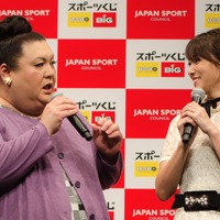 スポーツくじ（toto・BIG）感謝イベントに登壇したマツコ・デラックス（左）と深田恭子（2016年10月6日）