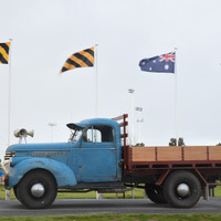 オーストラリアの国旗には古い車の方が似合ってる。。。