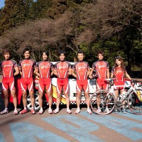 　国内ロードレースの実業団シリーズは、10月18日に石川県・輪島で最終戦を迎え、宇都宮ブリッツェンチームのアシストを受けて走った長沼隆行（24）が6位。年間個人ランキングでは4位に、U26賞ではランキング1位になった。チームランキングは3位でツアーを終えた。また