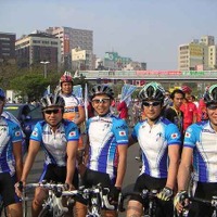2006年ツール・ド・台湾は、高雄市街地を周回するクリテリウムからスタート。11カ国70名の選手は初日のレースとあって、激しいアタック合戦を繰り広げた。