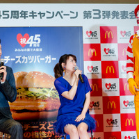 日本マクドナルド45周年記念復活商品第3弾発表会に登壇した千原ジュニア（左）と高橋みなみ（中央）、ドナルド（2016年10月26日）